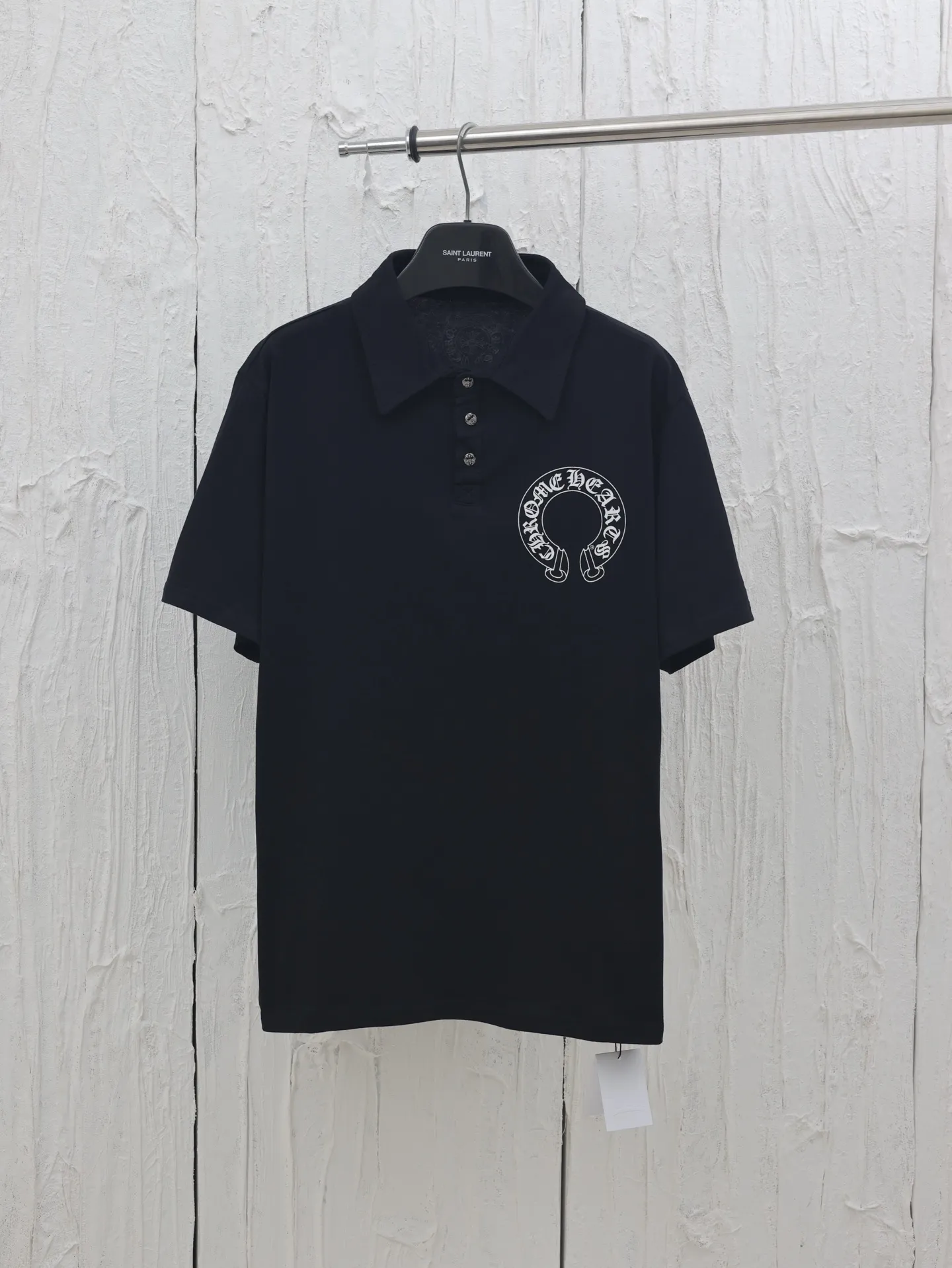 🅿️310 Come Hearts*/Cro Hearts 25SS Sanskrit printed polo shirt. The fabric is made of custom-woven and dyed 220g pure cotton. It has a soft and waxy feel. The upper body is very skin-friendly. Versatile and simple. The neckline and chest are printed with imported ink three-dimensional printing. There is no difference in size and position. Customized silver-plated buttons. Full set of accessories. Size: S/M/L/XL
